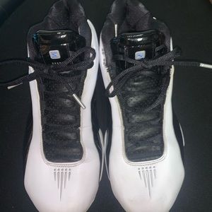 Basketball shoes